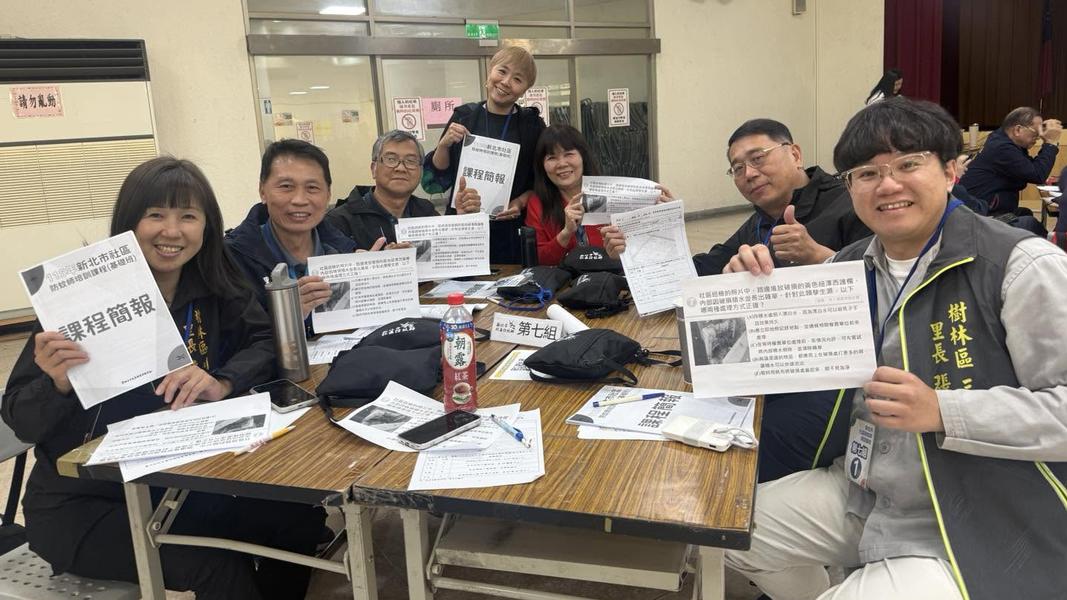 三福里里長張致遠(右1)設立不同講座與課程,提供長者多元學習環境。(圖/三福里提供)