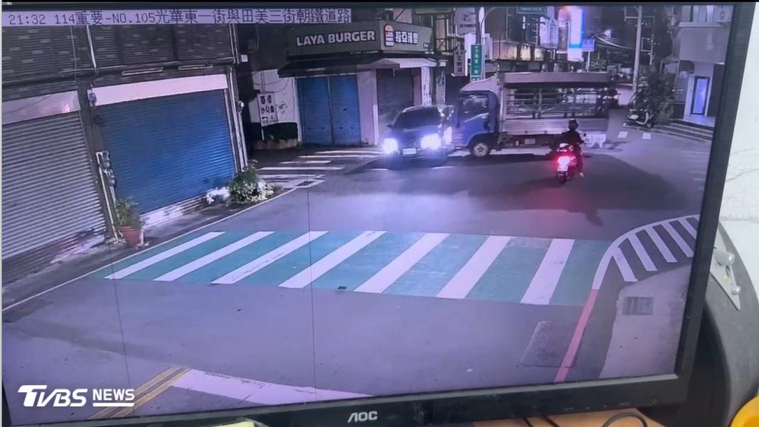 撞擊瞬間,車殼碎片四濺。(圖/TVBS)