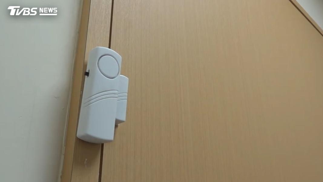 簡易門窗警報器也能自行安裝。(圖/TVBS)