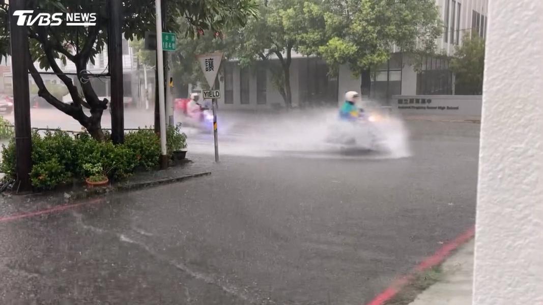 屏東中學前方的道路,不敵短時間強降雨,開始出現積水情況,車輛經過紛紛濺起了大片水花(圖/翻攝Threads@weipuppy)