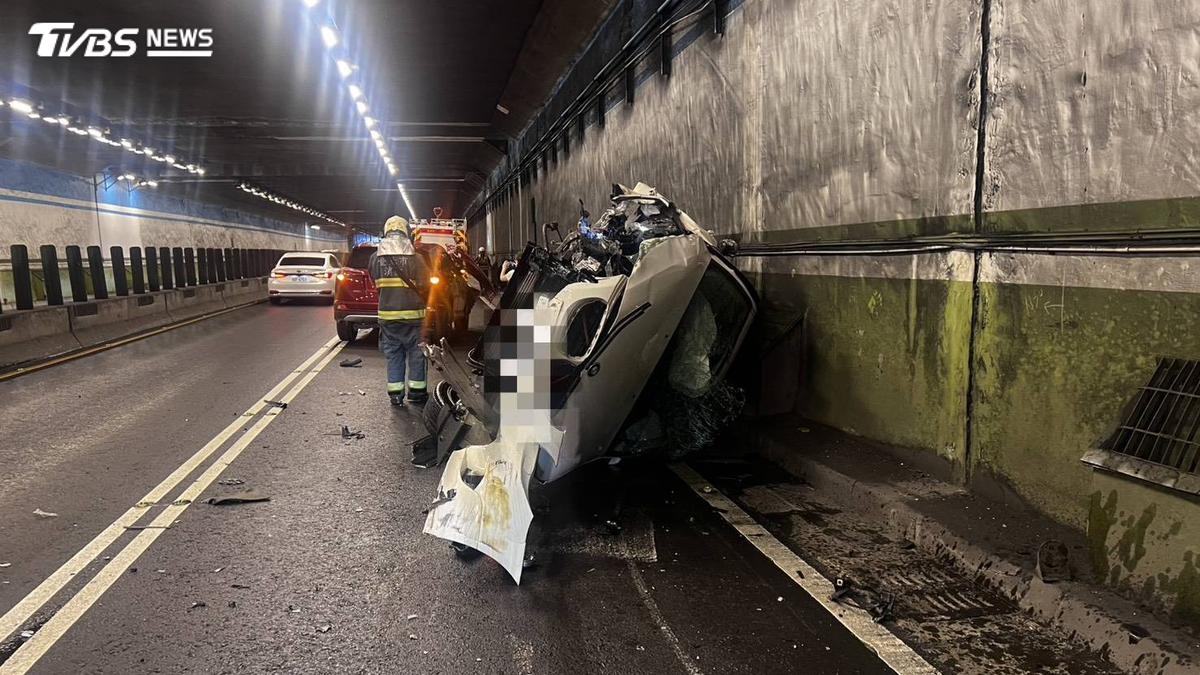 快訊/辛亥隧道車禍「BMW撞毀側翻」!殘骸炸滿地 4旬男慘濺血