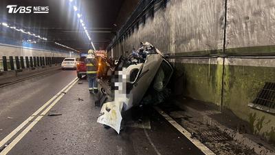 快訊/辛亥隧道車禍「BMW撞毀側翻」!殘骸炸滿地 4旬男慘濺血