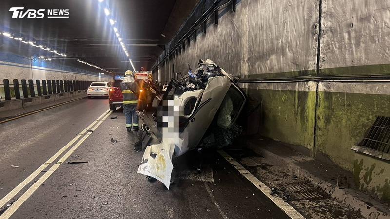 快訊/辛亥隧道車禍「BMW撞毀側翻」!殘骸炸滿地 4旬男慘濺血
