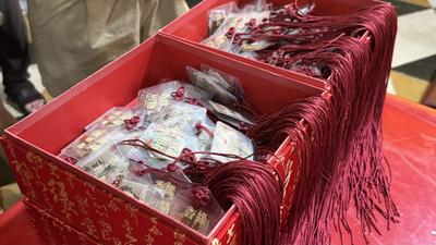月老好忙!高雄關帝廟七夕上百眾擠爆 超美「霧面香緣袋」秒殺