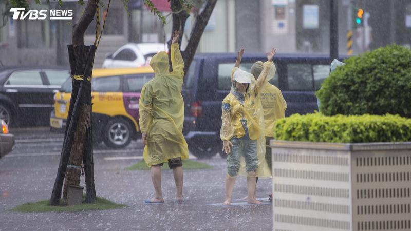 大雨狂炸!他「輕便雨衣丟垃圾桶」慘收紅單 正確做法曝光
