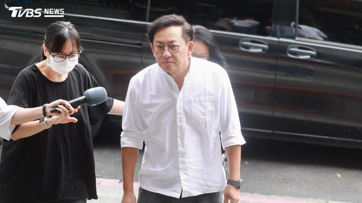 快訊/涉開空殼公司遭起訴!詹姆士首開庭 抵地院不發一語