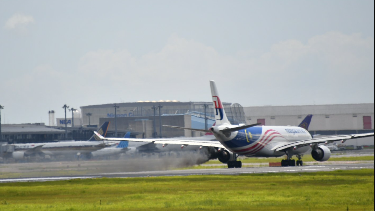 快訊/日本成田機場客機引擎冒火、竄黑煙 跑道緊急關閉