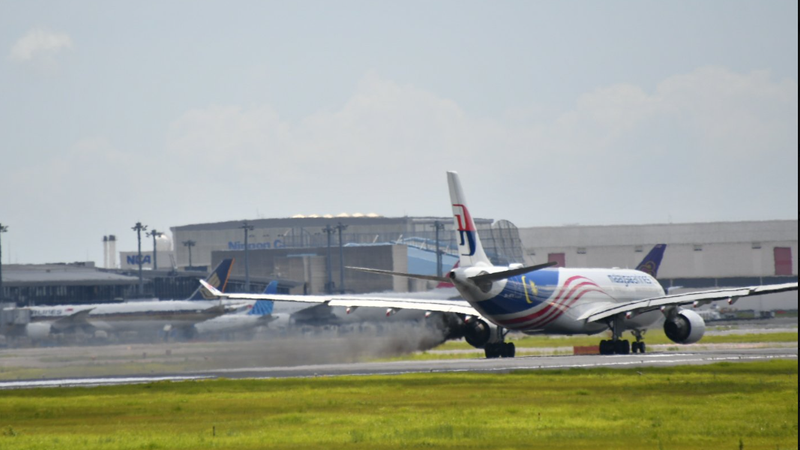 快訊/日本成田機場客機引擎冒火、竄黑煙 跑道緊急關閉