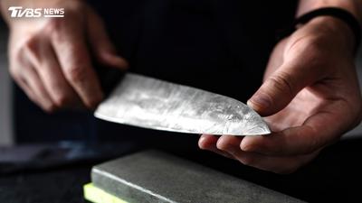 稱亡靈逼犯罪!男持32公分刀闖寺「挾持女員工」 下場慘了