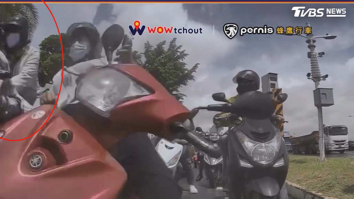 身障機車暈眩衝人群 連撞2車如保齡球