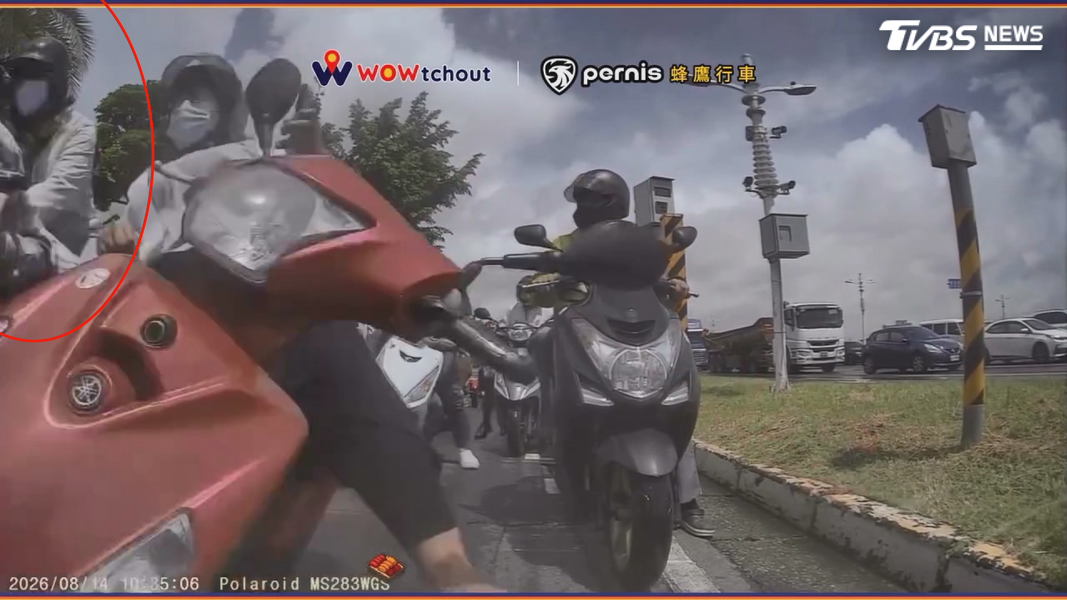 高雄前鎮一名男子騎乘身障機車載妻子出門,突暈眩失控,機車衝人群「連撞2騎士」4人傷。(圖/翻攝WoWtchout)