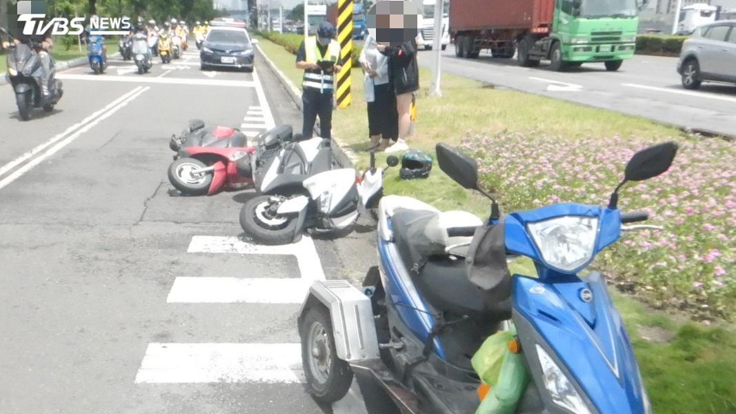 肇事身障機車,沿路撞上停等紅燈的兩名女騎士,一共四人擦挫傷。(圖/TVBS)