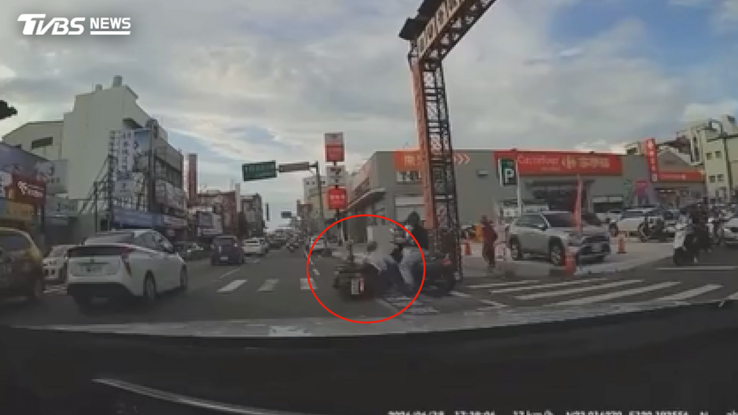 台南女騎士硬超車,結果與轎車發生碰撞,整個人連同機車當場噴飛。(圖/翻攝Threads@tobe920722)