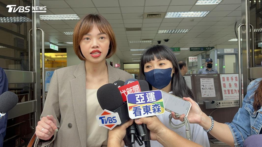 殉職警員黃瑋震的妻子施小姐(右)以及辯護律師。(圖/潘千詩攝)