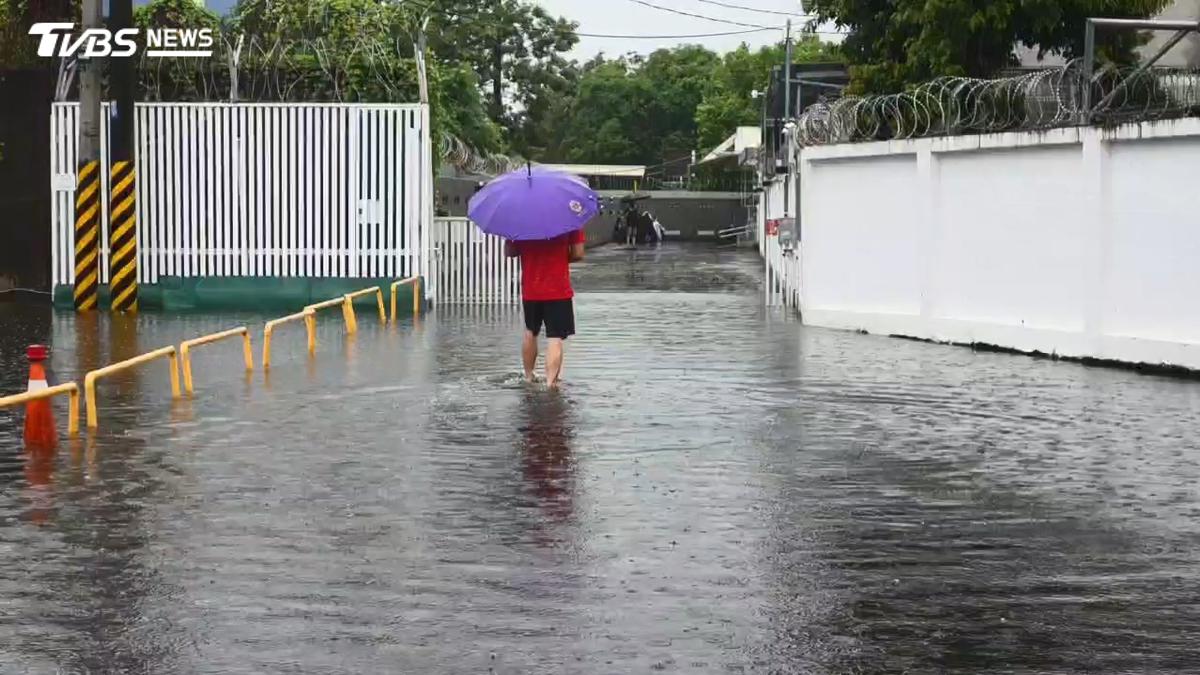 屏東幼兒園淹成河 家長涉水送娃上學