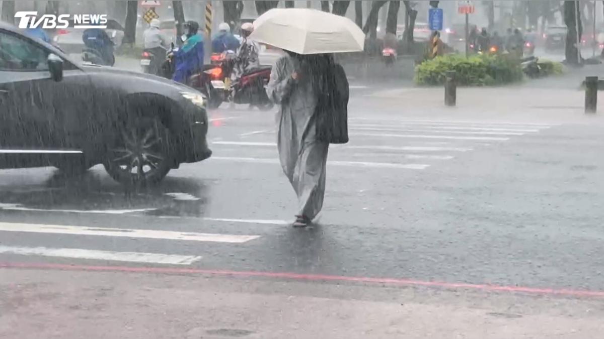 豪雨猛炸!雙北災害應變中心三級開設 松山機場暫停地面作業