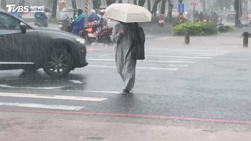 快訊/豪雨炸!雙北災害應變中心三級開設 松山機場暫停地面作業