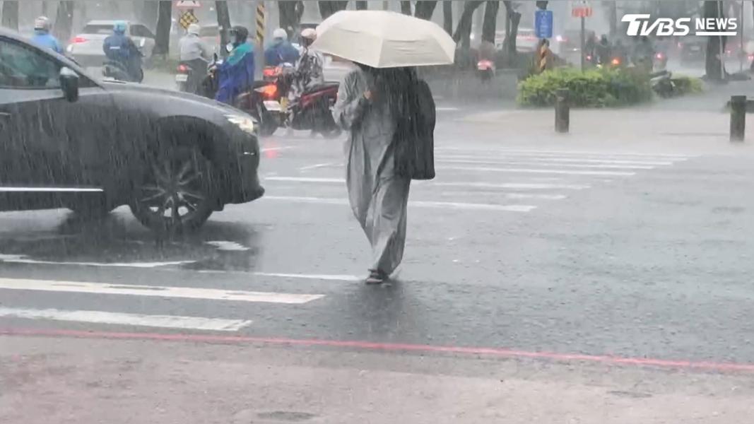 高雄同樣降下大雨,一早上班的民眾相當克難,即使撐著雨傘,衣服仍濕了大半。(圖/TVBS)