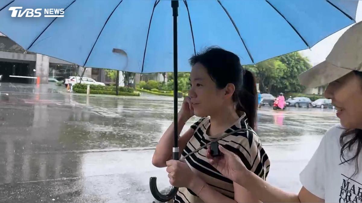 陳幸妤冒雨上班 談前夫難掩怒火