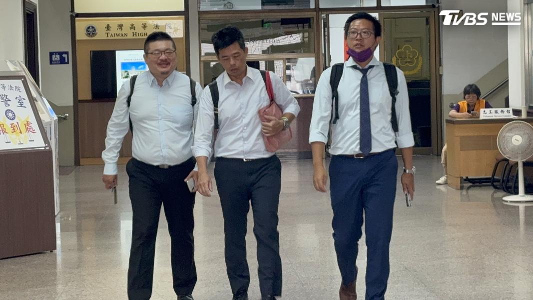 毒駕被告黃國維的三位辯護律師團。(圖/TVBS)