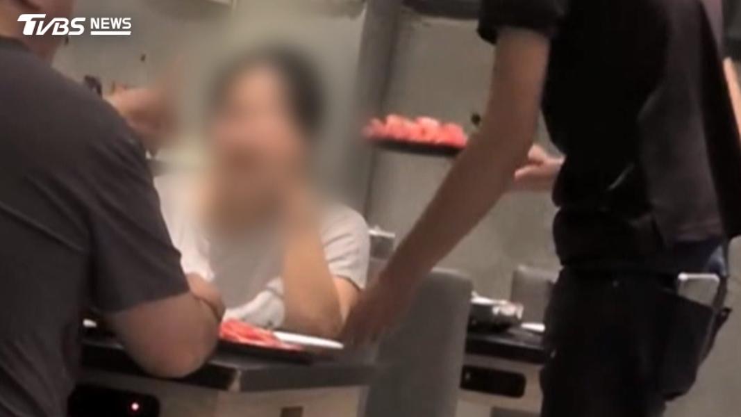 經過長時間的對峙後,店員親自端上兩盤肉品送至桌邊,然而男子看了仍不滿意。(圖/翻攝Threads@a94_0415)