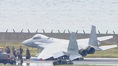 有片/日F-15戰機降落失控!跑道甩尾180度「機翼觸地」