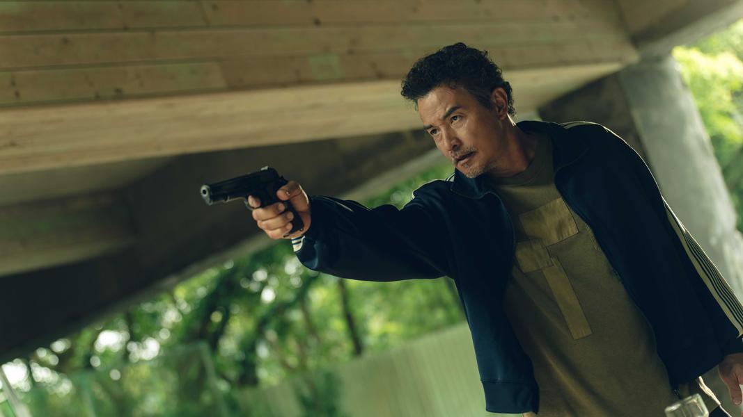 李銘順帥氣舉槍開戰,「黑道魯蛇」竟是神槍手。(圖/Netflix提供)