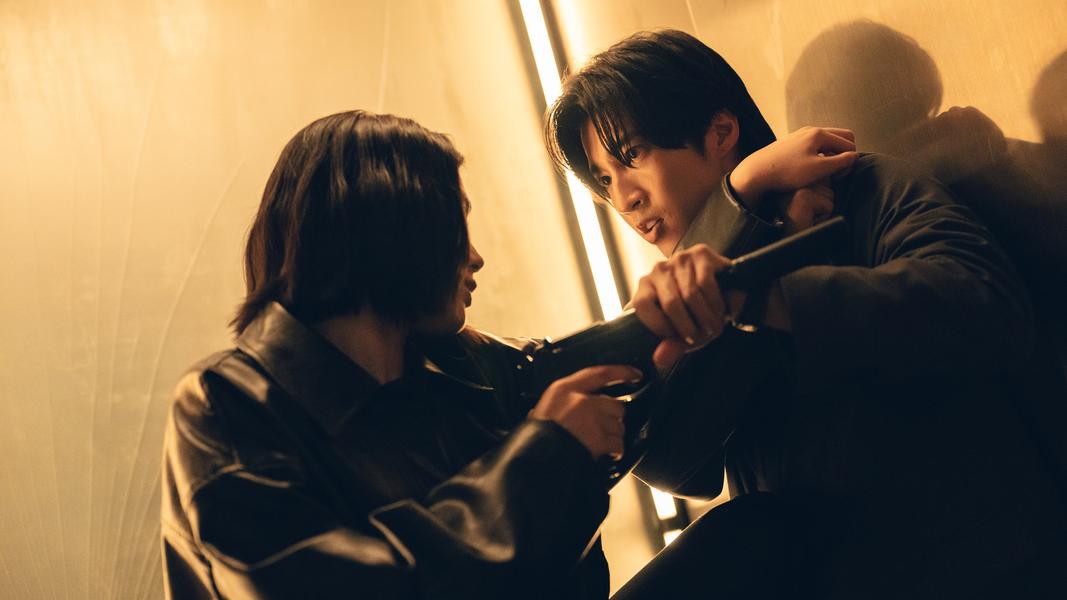雷嘉汭(左)短髮變身神祕女清道夫,與婁峻碩不打不相識。(圖/Netflix提供)
