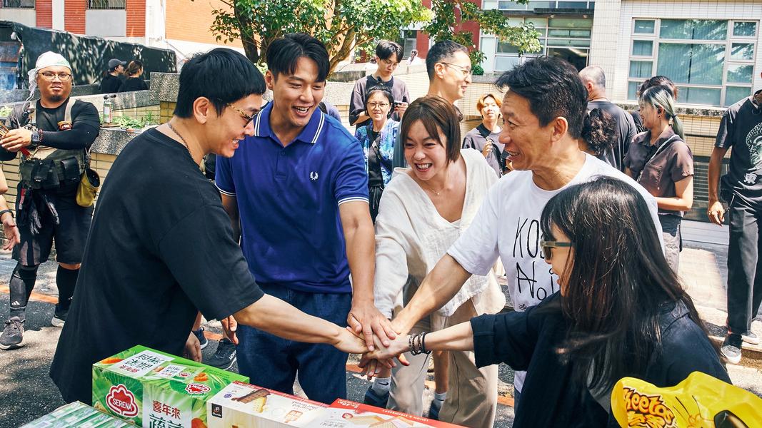 《不死鬼大丈夫》開鏡,施名帥(左起)、張睿家、李霈瑜、郭子乾、姚愛甯互相加油打氣。(圖/公視台語台提供)