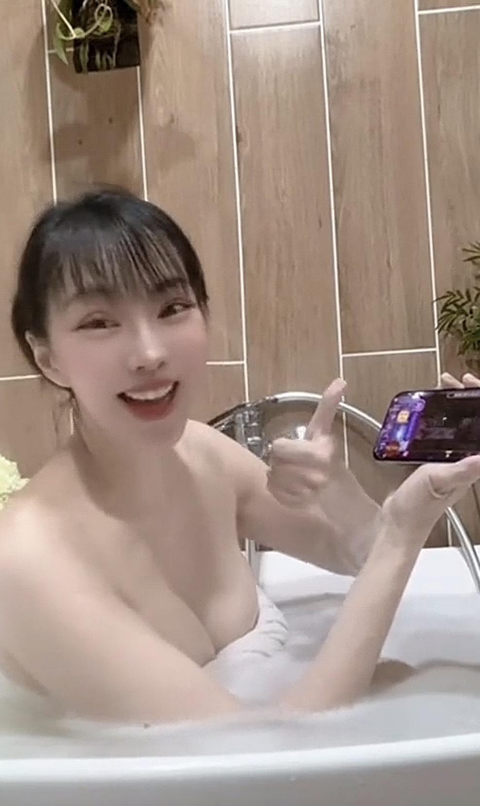 女星狂露胸線硬擠出浴 大尺度畫面曝光