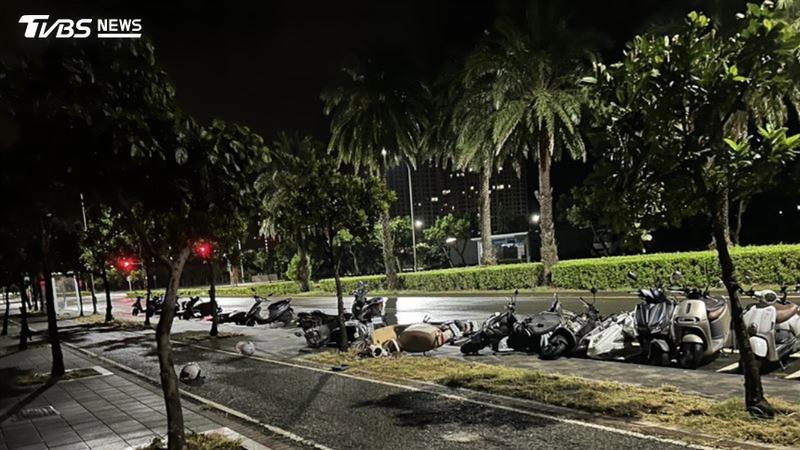 16台車全倒!淡水男開賓士爆衝肇逃 落網辯:突然腰痛