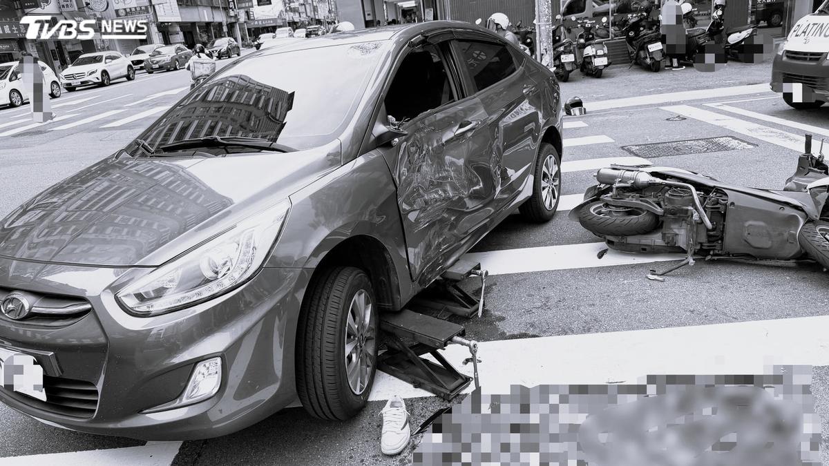 快訊/台中驚悚車禍!男騎士遭捲車底 斑馬線留下一大片血跡