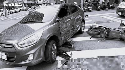 快訊/台中驚悚車禍!男騎士遭捲車底 斑馬線留下一大片血跡