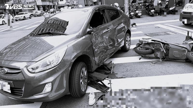 快訊/台中驚悚車禍!男騎士遭捲車底 斑馬線留下一大片血跡