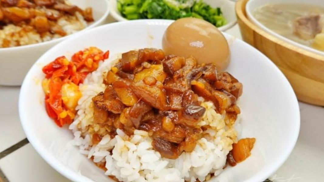 「純發魯肉飯」以剝皮辣椒雞湯為招牌,加價10元就能吃到膠質滿滿的肥美滷肉飯,整套只要100元。(圖/水晶安蹄不務正業過生活部落格提供)