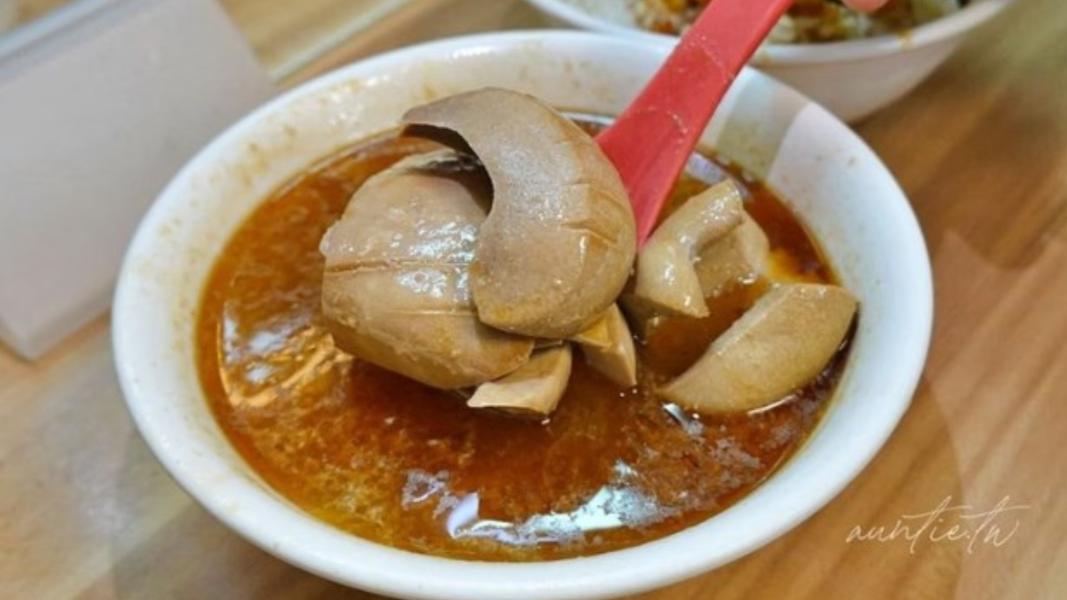 在地飄香50年的「施家麻油腰花」,麻油香氣濃郁,腰花切得很厚又大塊,是老饕的最愛。(圖/水晶安蹄不務正業過生活部落格提供)