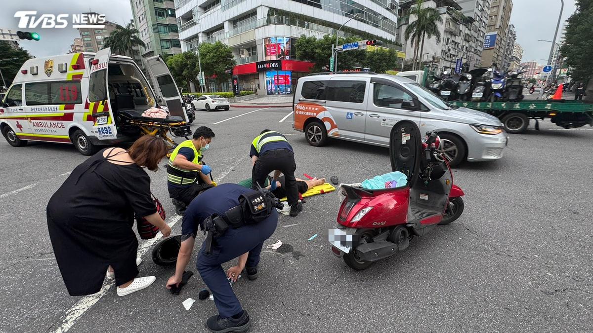 新北半小時內爆2起救護車車禍!重機騎士撞上骨折內出血