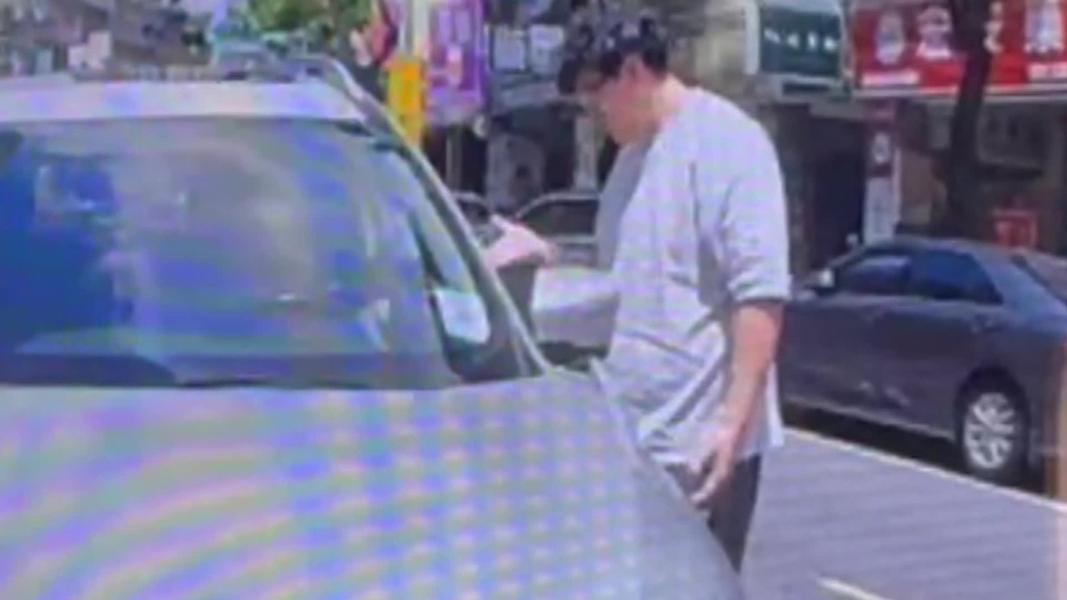 駕駛搶車位下車猜拳。(圖/TVBS)