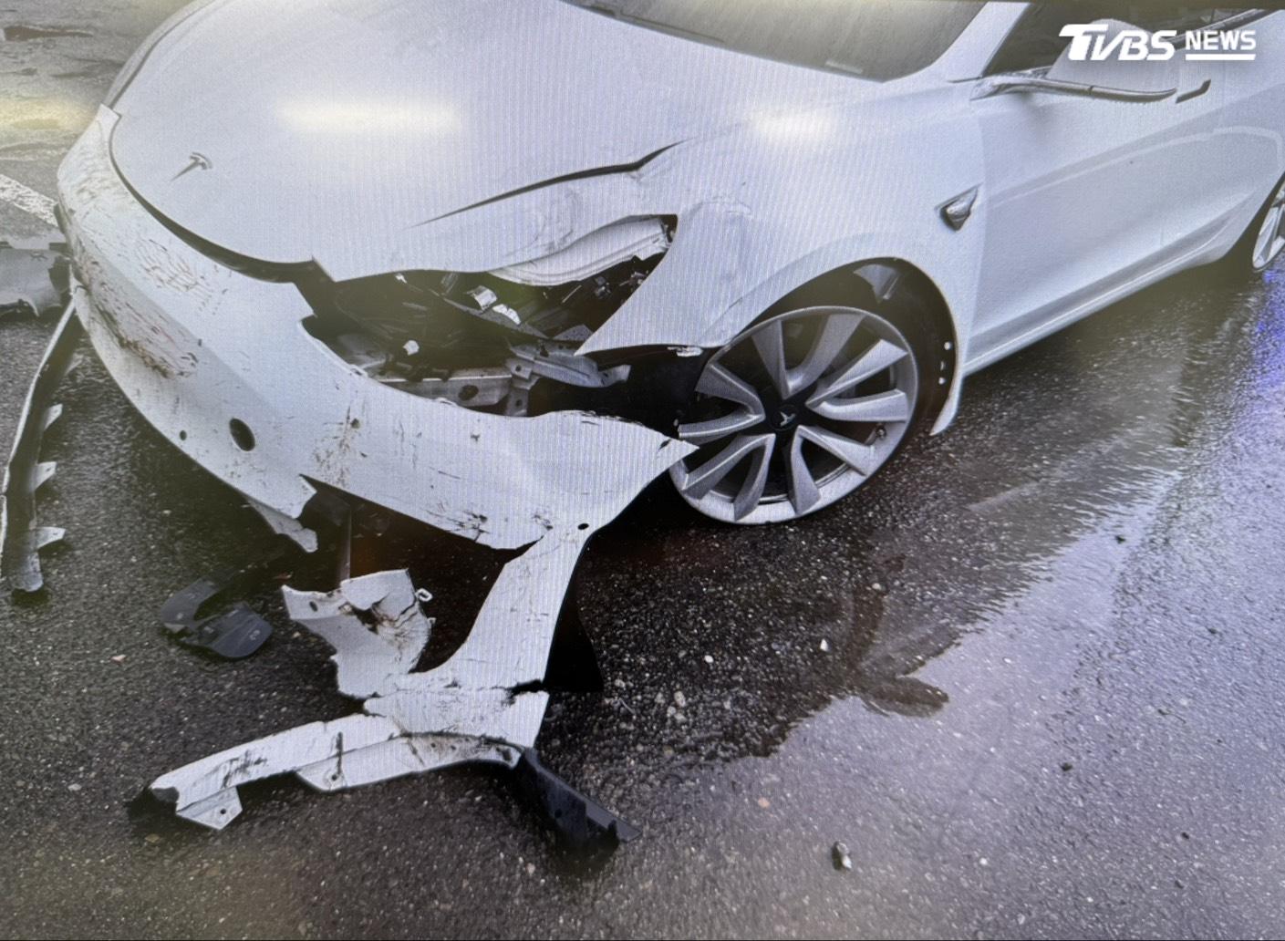 警方也提醒,除了檢查胎紋深度外,下雨天時應保持較長的車距,以降低意外發生率(圖/TVBS)