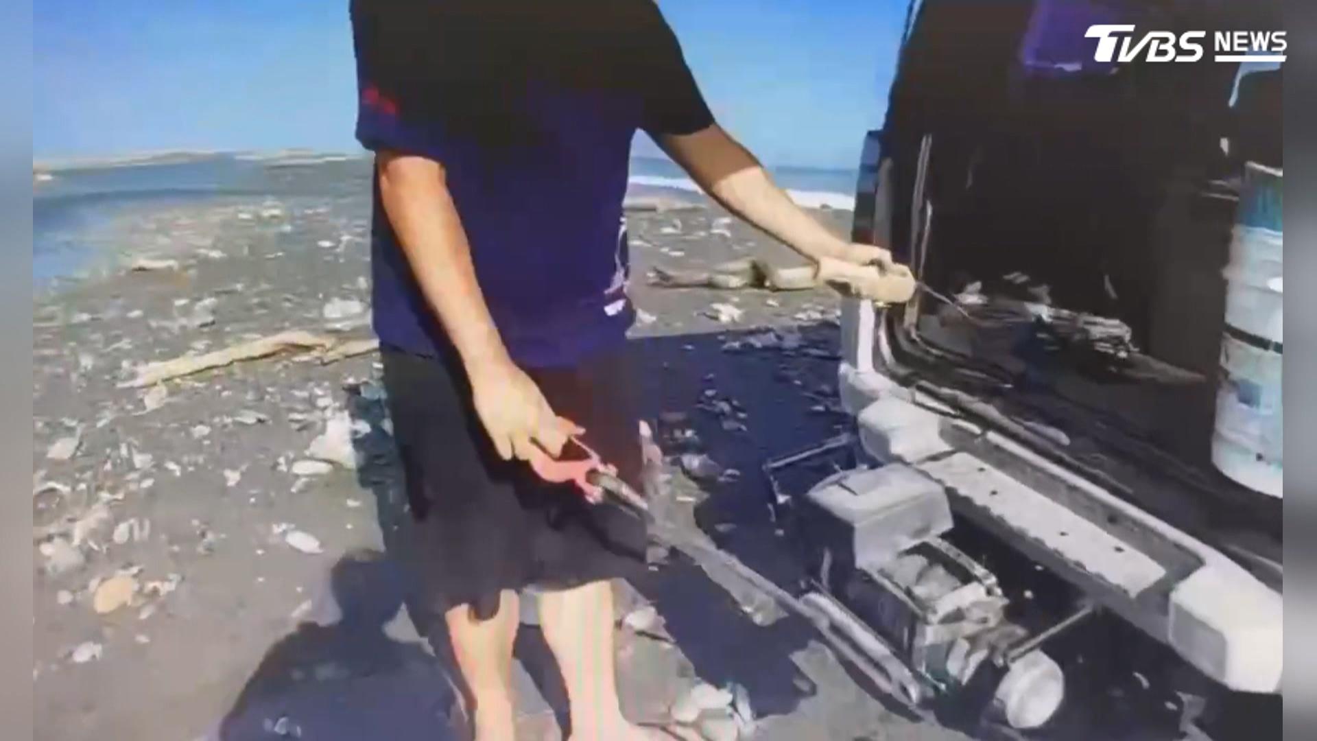 員警一度因缺乏適當工具而束手無策，想起轄區內一位熱心民眾家中備有絞盤機，立即聯繫請求協助，順利讓受困車輛脫困（圖／TVBS）