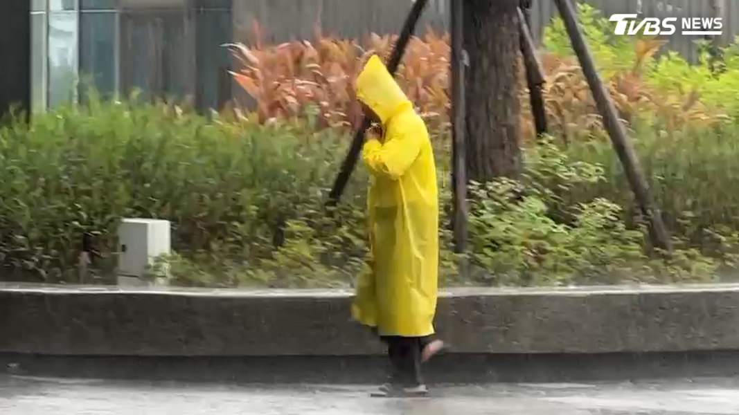 有民眾表示,自己因為一件雨衣而遭到環保局舉發,學到了一個很貴的教訓,希望大家不要像他一樣,否則真的會收到一張讓人心痛的罰單。(圖/TVBS)