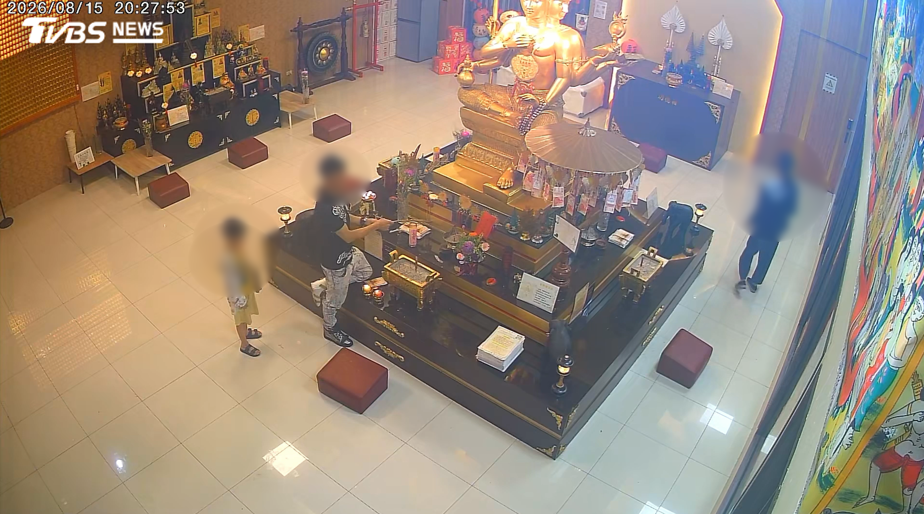 台南永康一間知名四面佛廟宇於15日晚間遭竊,竟是一對夫妻帶著男童犯案,還先上香擲筊,隨後將神像、金牌及現金洗劫一空損失6萬元(圖/TVBS)