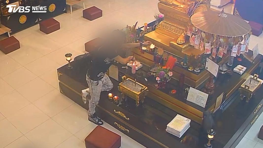 廟方事後報警並公布畫面,很快就有人認出黑衣男子疑似是當地頭痛人物、52歲的黃姓男子(圖/TVBS)