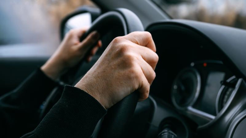 台東男對員警說謊自稱肇事駕駛,頂替友人配合員警呼氣酒測。(圖/Shutterstock達志影像)
