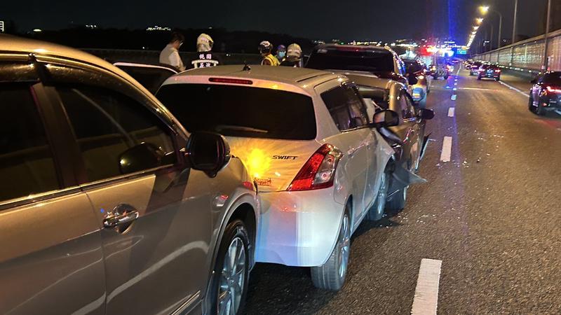 快訊/國1五楊高架10車連環撞「多車堆疊變形」 滿目瘡痍釀3傷