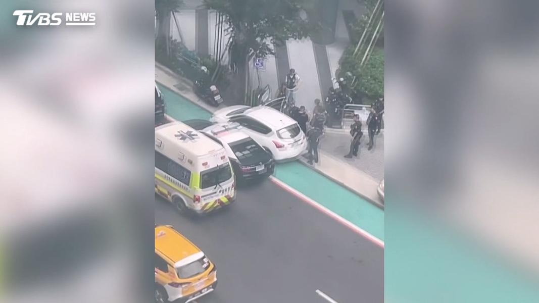 鄰居和附近店家看到警方大陣仗抵達,還以為發生重大案件。(圖/民眾提供)