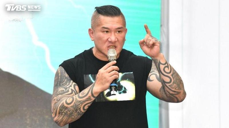 館長直播失控!昔暴走狂譙網友 喊拿1證件「就是中國人身分證」