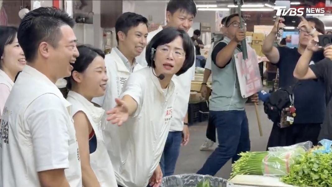 蘇巧慧21日與議員參選人前往板橋果菜市場掃街。(圖/TVBS)