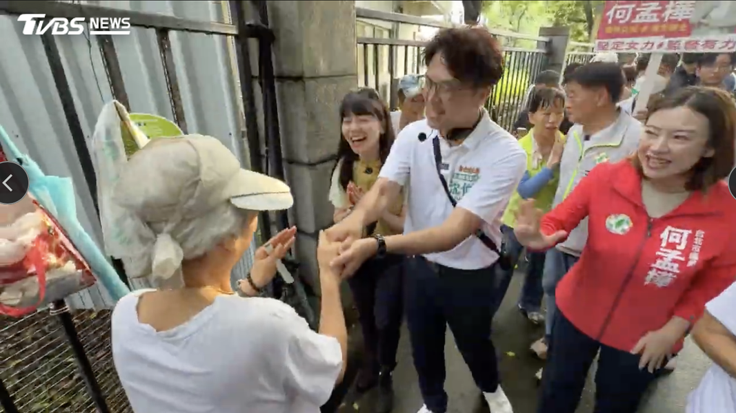 沈伯洋一早就與議員參選人到內湖碧湖公園拜票。(圖/TVBS)