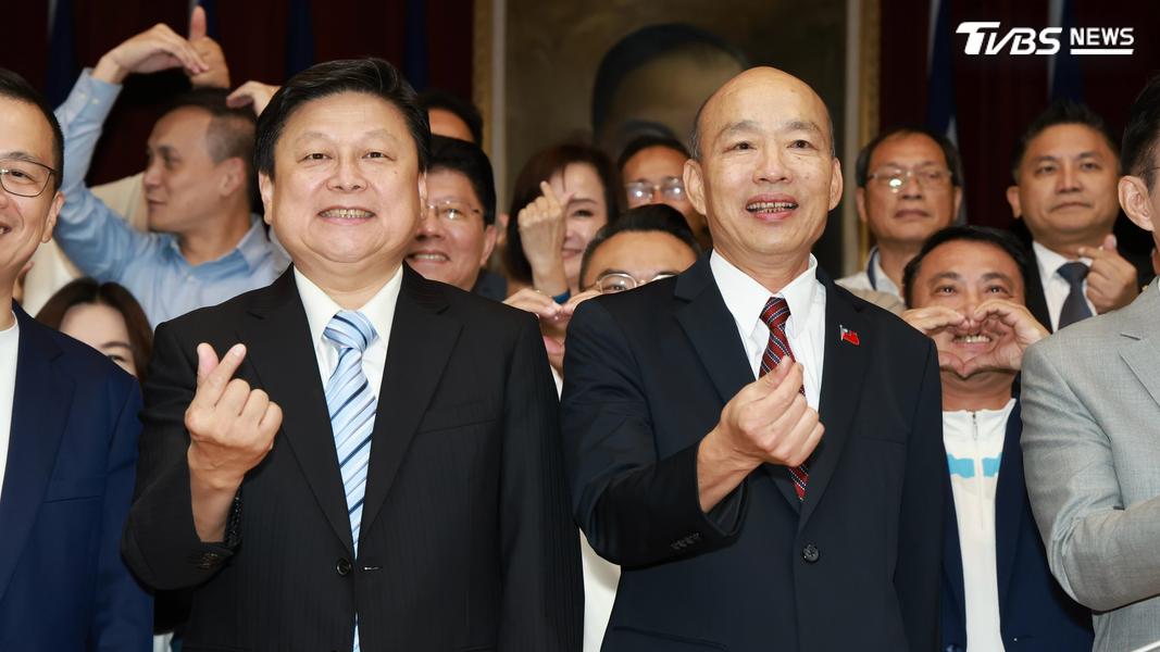 韓國瑜對傅崐萁動怒後兩人再同框握手互動,並與國民黨立委們一同拍大合照。(圖/潘建樺攝)